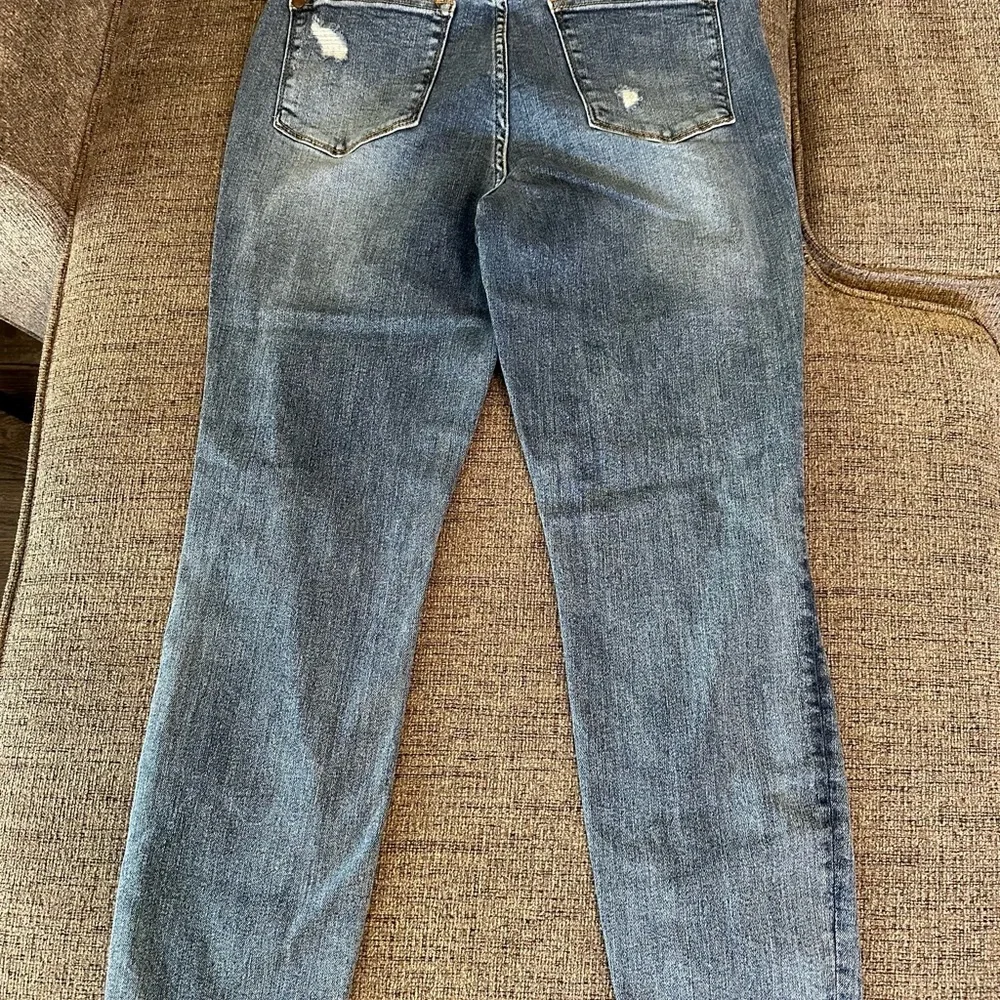 Judy Blue distressed jeans - Picture 3 of 5